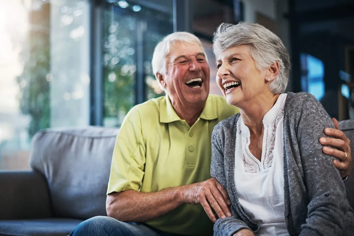 Coppia di anziani sorridenti