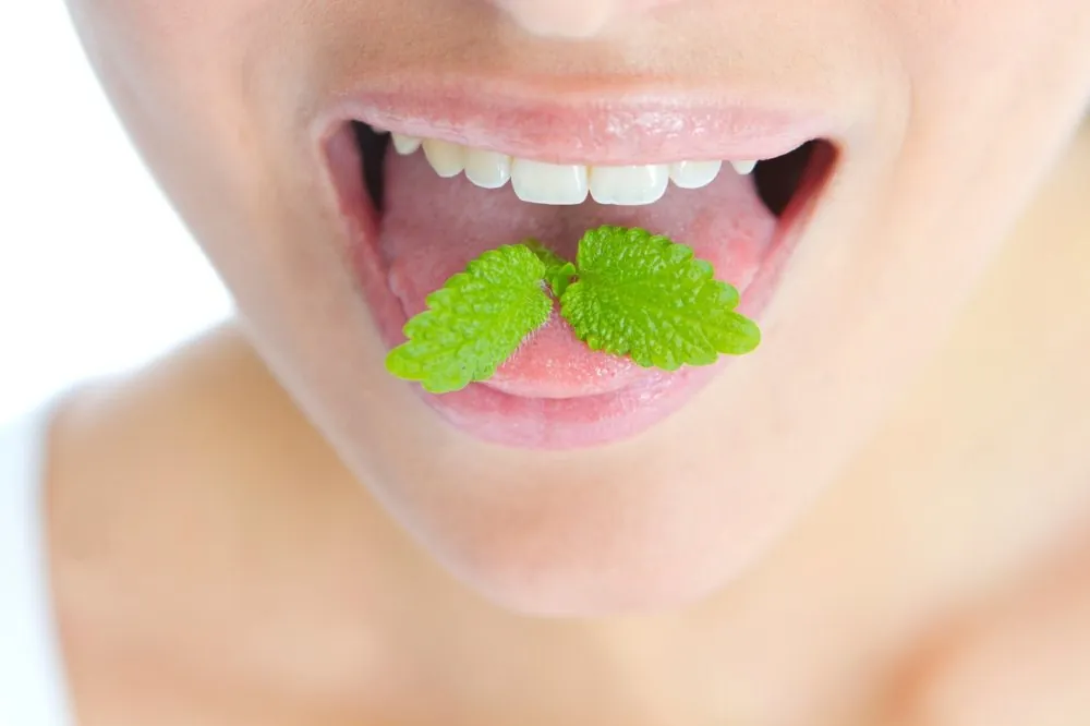 Sorriso sano dopo la seduta di igiene